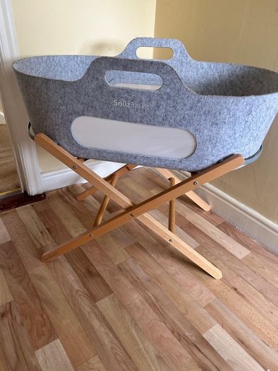 Grey Moses basket and stand (Snuzbaskit)
