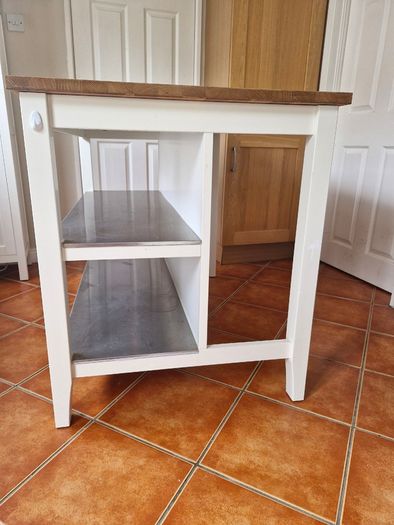 Breakfast bar table with 2 stools