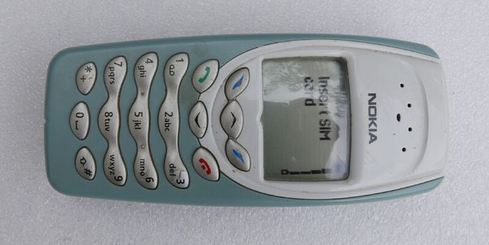 Vintage Nokia 6410 and charger