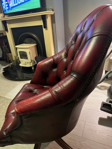 Chesterfield Swivel office chair - Mint condition