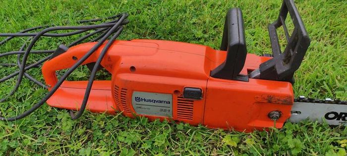 Husqvarna 321 electric chainsaw