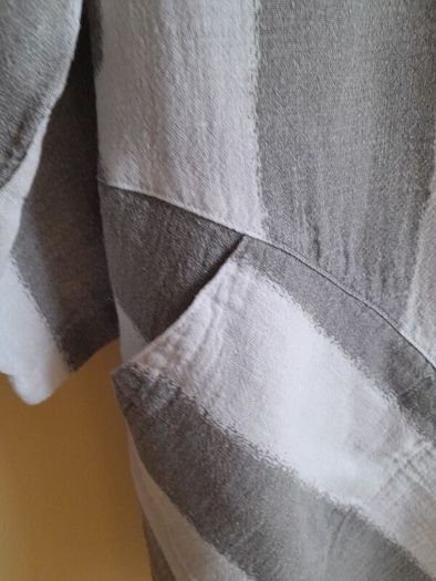 Q'neel White with grey top  90% Linen.New