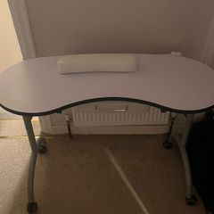 Nail table