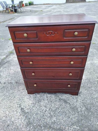 Beautiful vintage Rossmore chest of drawers