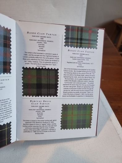 Blair Urquhart  Tartans: The New Compact Study Guide and Identifier (Identifying Guide Series)