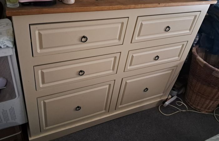 Matching Bedroom chest of drawers & locker set