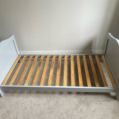 Toddler bed frame