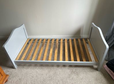 Toddler bed frame