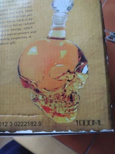 new 1000ml fill skull decanter plus 4 skull shot glasses