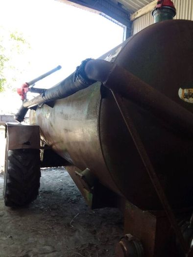 Slurry spreader with raingun