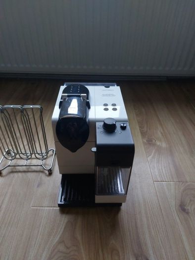 coffee machine and pod holder