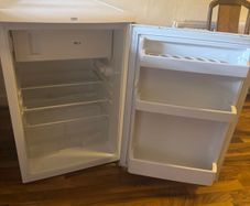 refrigerator, freezes