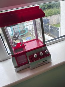 toy claw machine