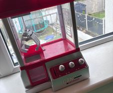 toy claw machine