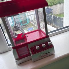 toy claw machine