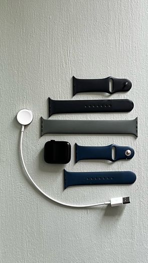 Apple Watch Series 7 45mm + 3 Straps & Charger