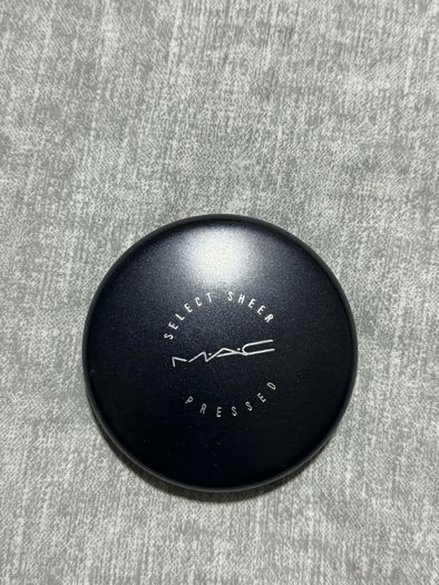 Mac sheer pressed powder in NW35