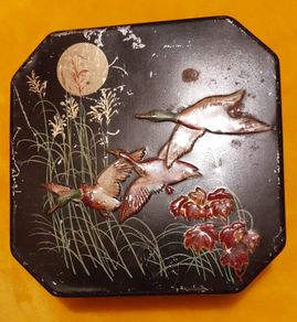 Vintage flying birds tin.