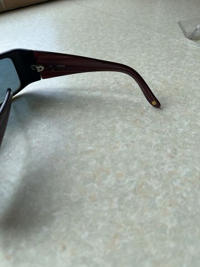 Vintage Guess sunglasses with Olive Green frame & redish Tempkearm