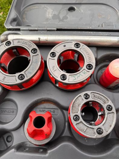 Rigid pipe threading set