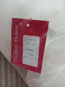 Brand new Elizabeth Dickens wedding veil