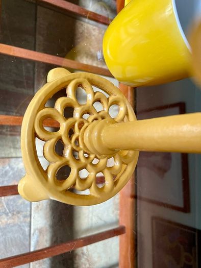 Vintage Traditional Mustard Yellow Cast Iron Mug Tree Holder Rustic Farmhouse Kitchenalia
