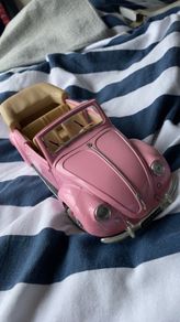 Pink volkswagon beatle 1995