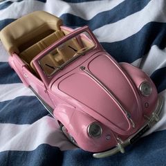 Pink volkswagon beatle 1995