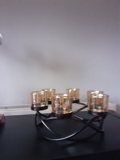 Round wrough iron with 6  thick  glasses for csndles or tea light candles 15 euro         glassas