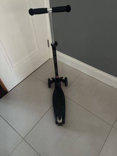 Genuine Maxi Micro 3-Wheel Scooter (Black)