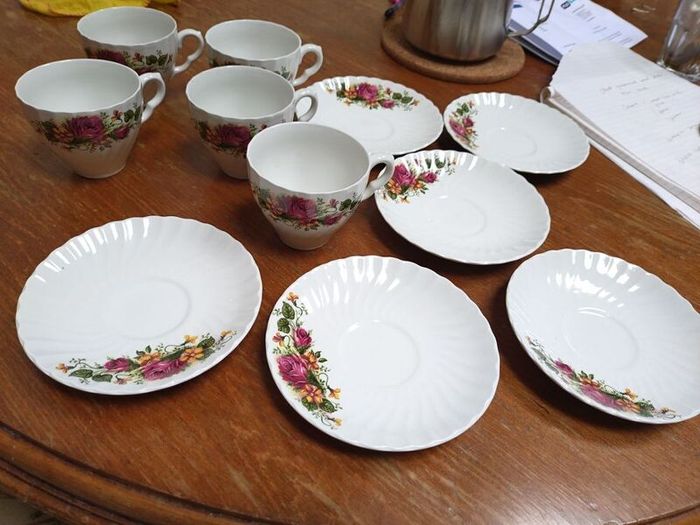 Ironstone Washington pottery hanley England, 5 tea cups and saucers