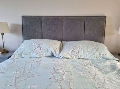 Kingsize floor standing head board