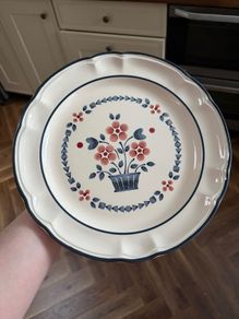Cumberland Blackberry 3 dinner plates, 6 side plates and 1 teapot