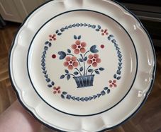 Cumberland Blackberry 3 dinner plates, 6 side plates and 1 teapot