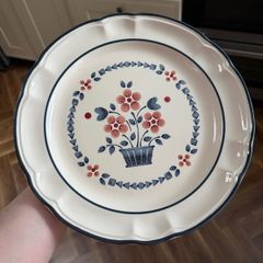 Cumberland Blackberry 3 dinner plates, 6 side plates and 1 teapot