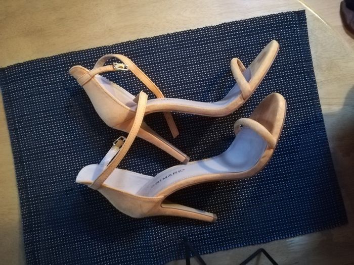 Elegant heeled sandals
