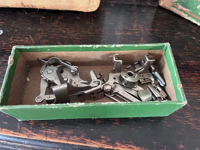 singer sewing machine 99k
