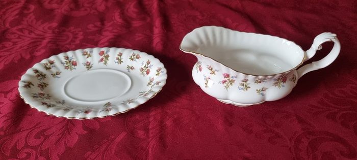 92 Pc. Royal Albert Winsome Bone China Gold Gilt Dinner, Coffee And Tea Service / Set For 12 Person Setting Made In England