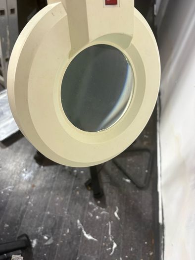 Magnifying ring light for facials etc