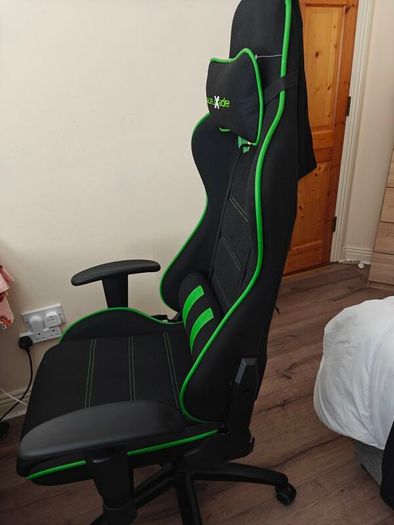 desktop and chairs gamming