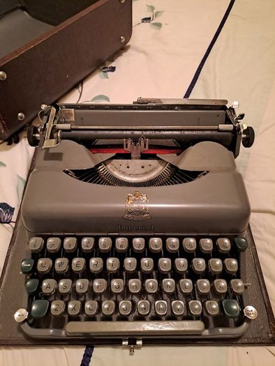 1940s Imperial Good Companion 3 Typewriter