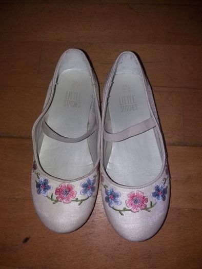 Girls ivory casual shoes, size 11