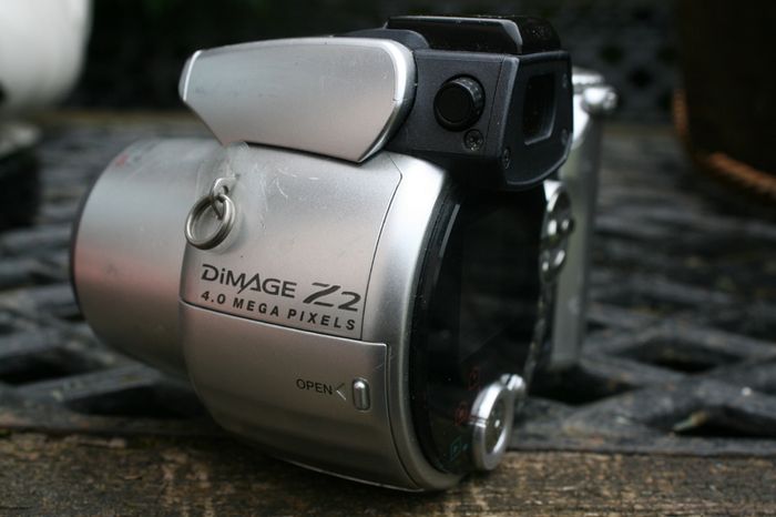 Konica Minolta Dimage Z2 4MP Digital Camera 10x Optical Zoom
