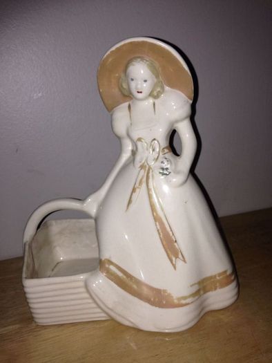 USA 954 Lady & Basket Figurine