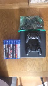 Playstation 4 - 2 controllers + games