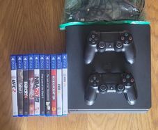Playstation 4 - 2 controllers + games