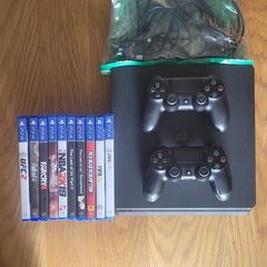 Playstation 4 - 2 controllers + games