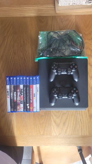 Playstation 4 - 2 controllers + games