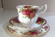 Tea Trio / Set Royal Albert Old Country Roses Bone China