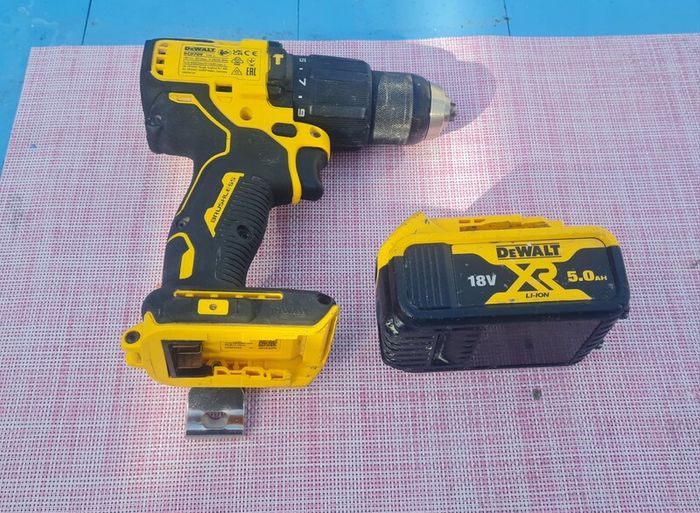 DEWALT DCD709 Ty2   2-speed-Cordless combi  drill brushless 18v